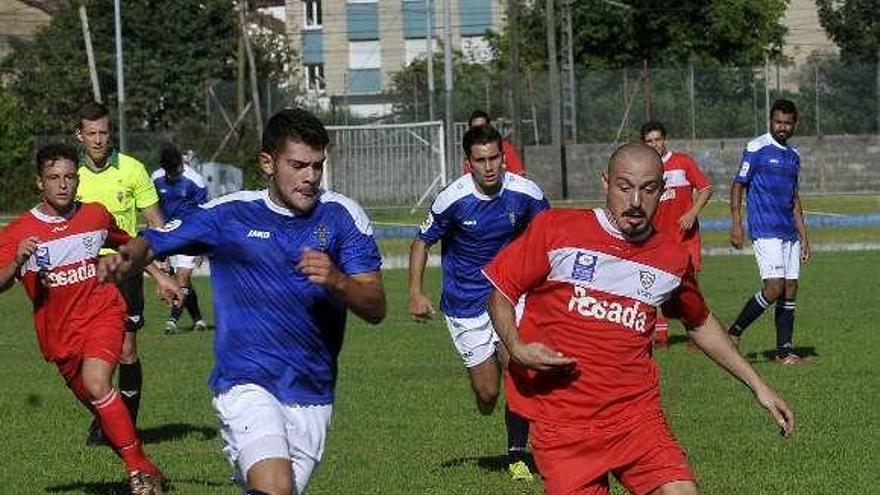 Félix intenta cortar un avance de Luis Morán.