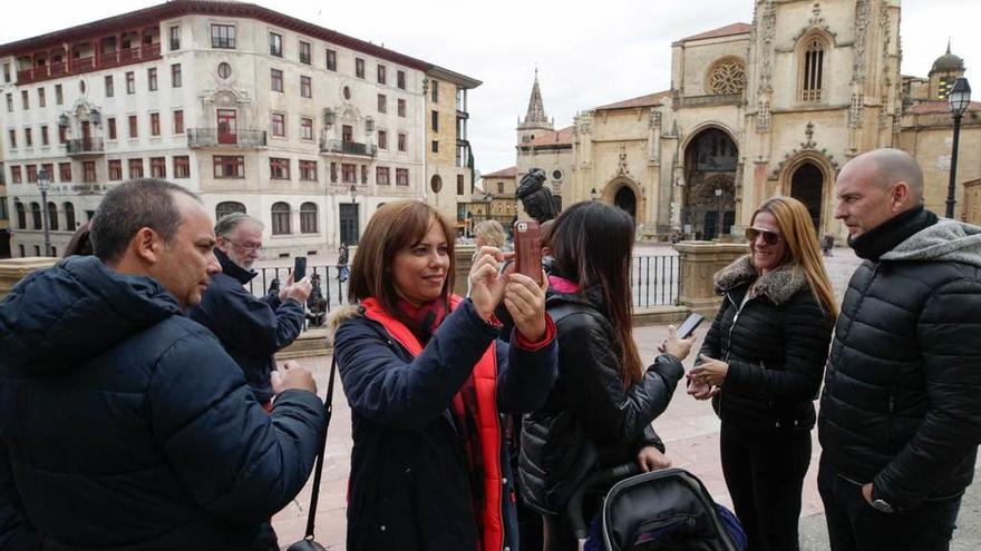 Turistas tomando fotografías en la plaza de la Catedral.