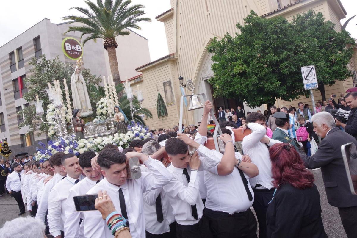 Procesión de la Virgen de Fátima por el barrio de La Trinidad, estrenando la ampliación del trono