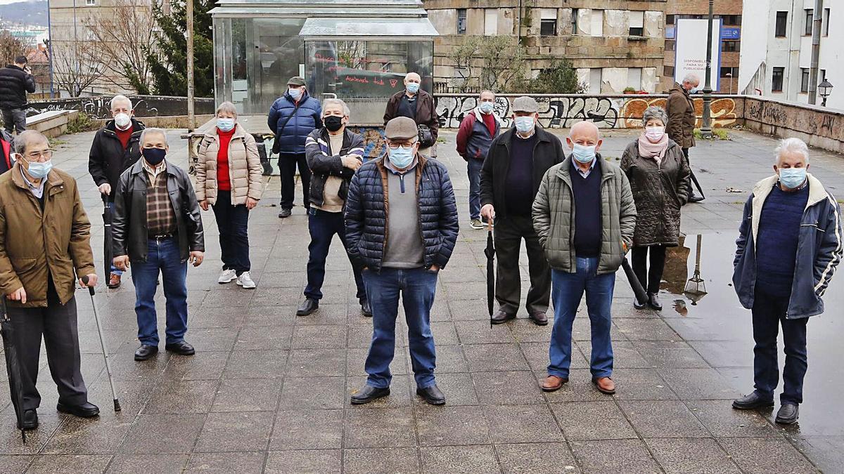 Parte de los extrabajadores de GEA que pleitearon para lograr cobrar los 2 millones que les adeudan, ayer, frente a los juzgados. |   // ALBA VILLAR