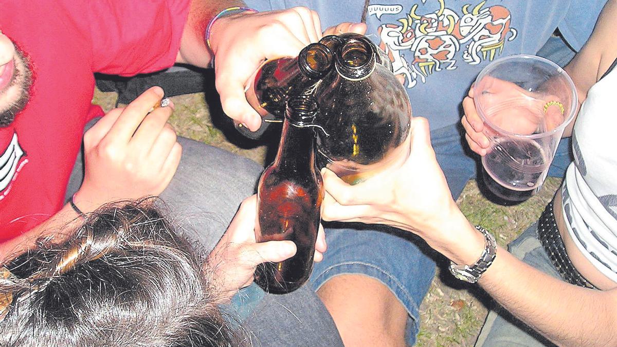 Varios jóvenes brindan con bebidas alcohólicas en la calle, en una imagen de archivo.