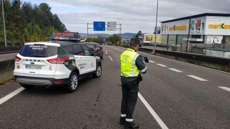 Un control de la Guardia Civil ayer por la mañana en la autovía A-55 en Vigo. // FdV
