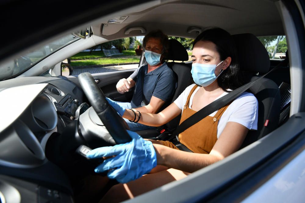 A sacarse el carné de conducir con guantes, gel y mascarilla