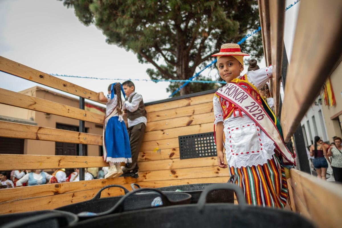 Subida de los cestos y bollos de Santa Bárbara (Icod de los Vinos)