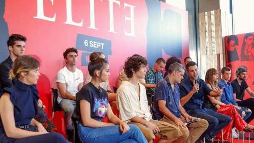 Parte del equipo de &#039;Élite&#039;, ayer, durante la presentación de la segunda temporada.  // Emilio Naranjo