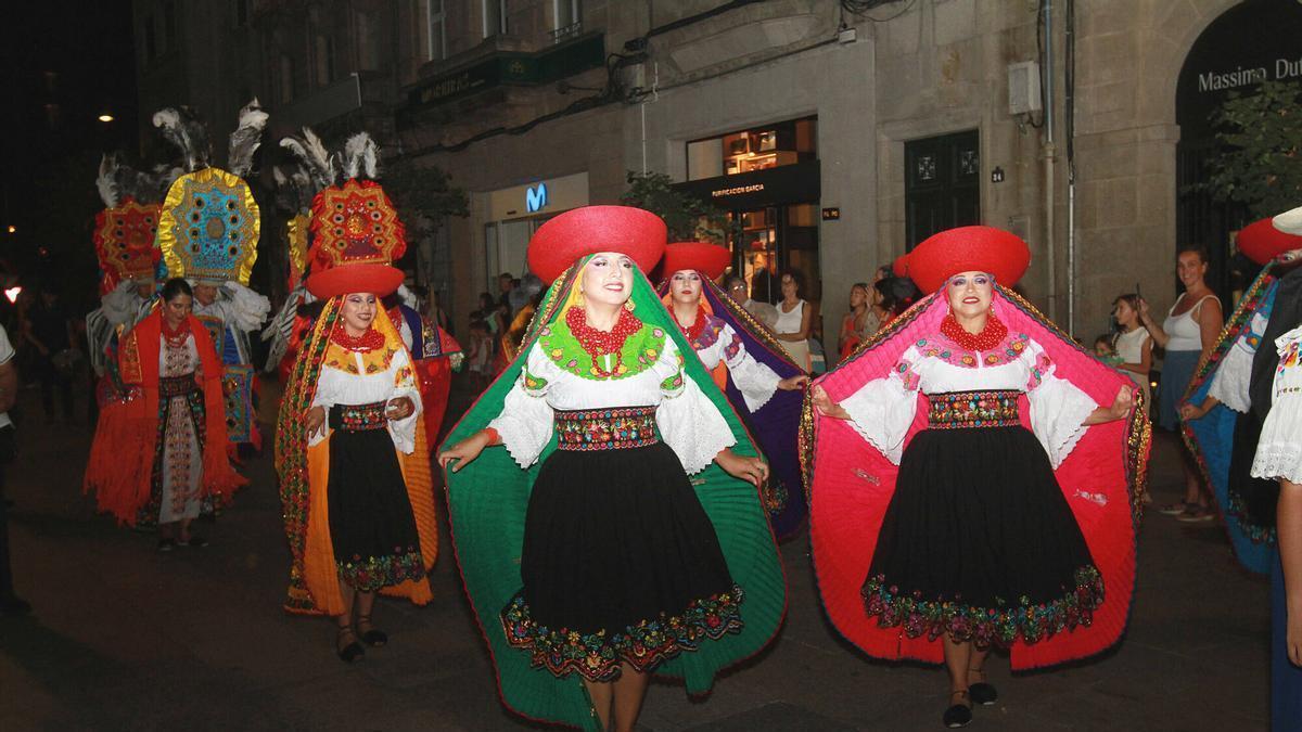 Ourense se viste de folclore con el desfile nocturno de las Xornadas