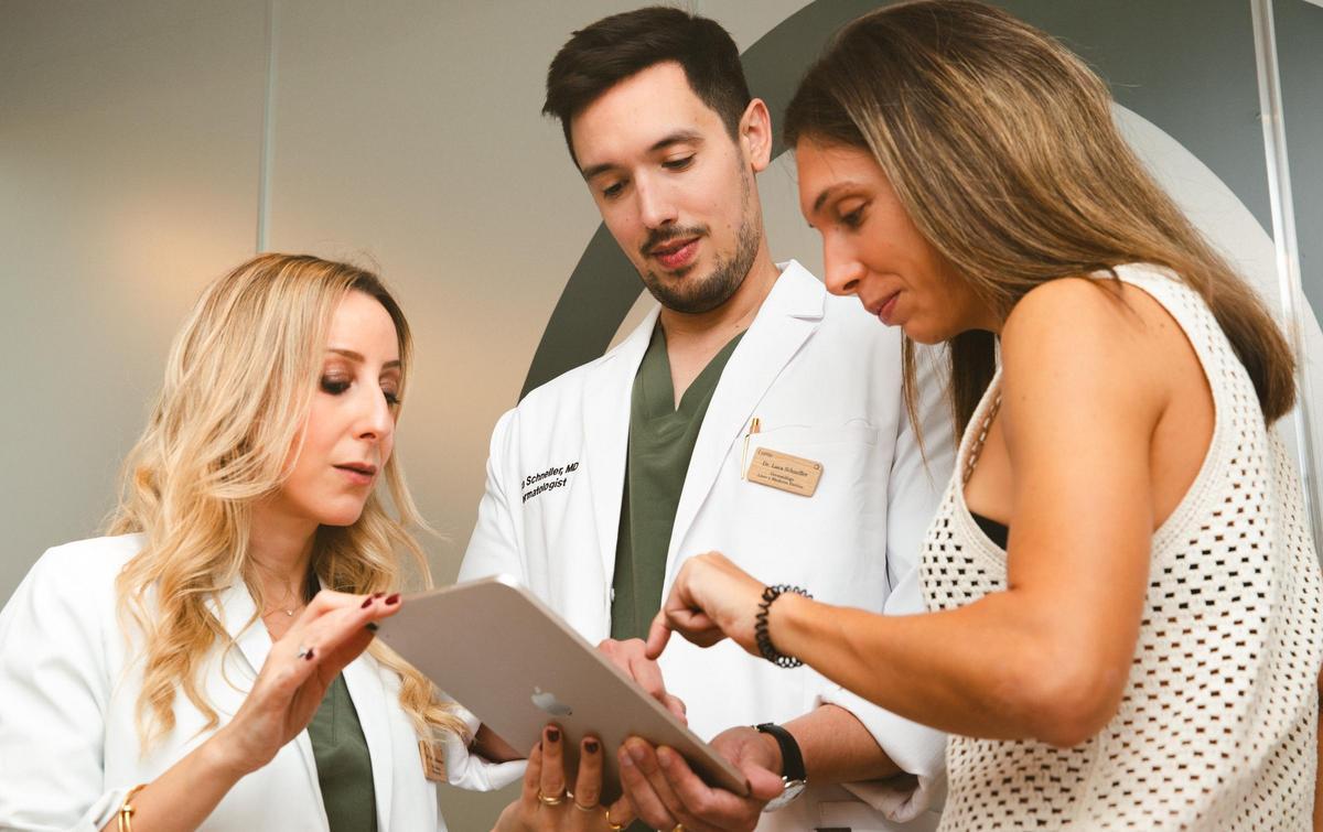 El melasma requiere diagnóstico médico, constancia y fotoprotección durante todo el año para controlar las manchas y prevenir su reaparición.