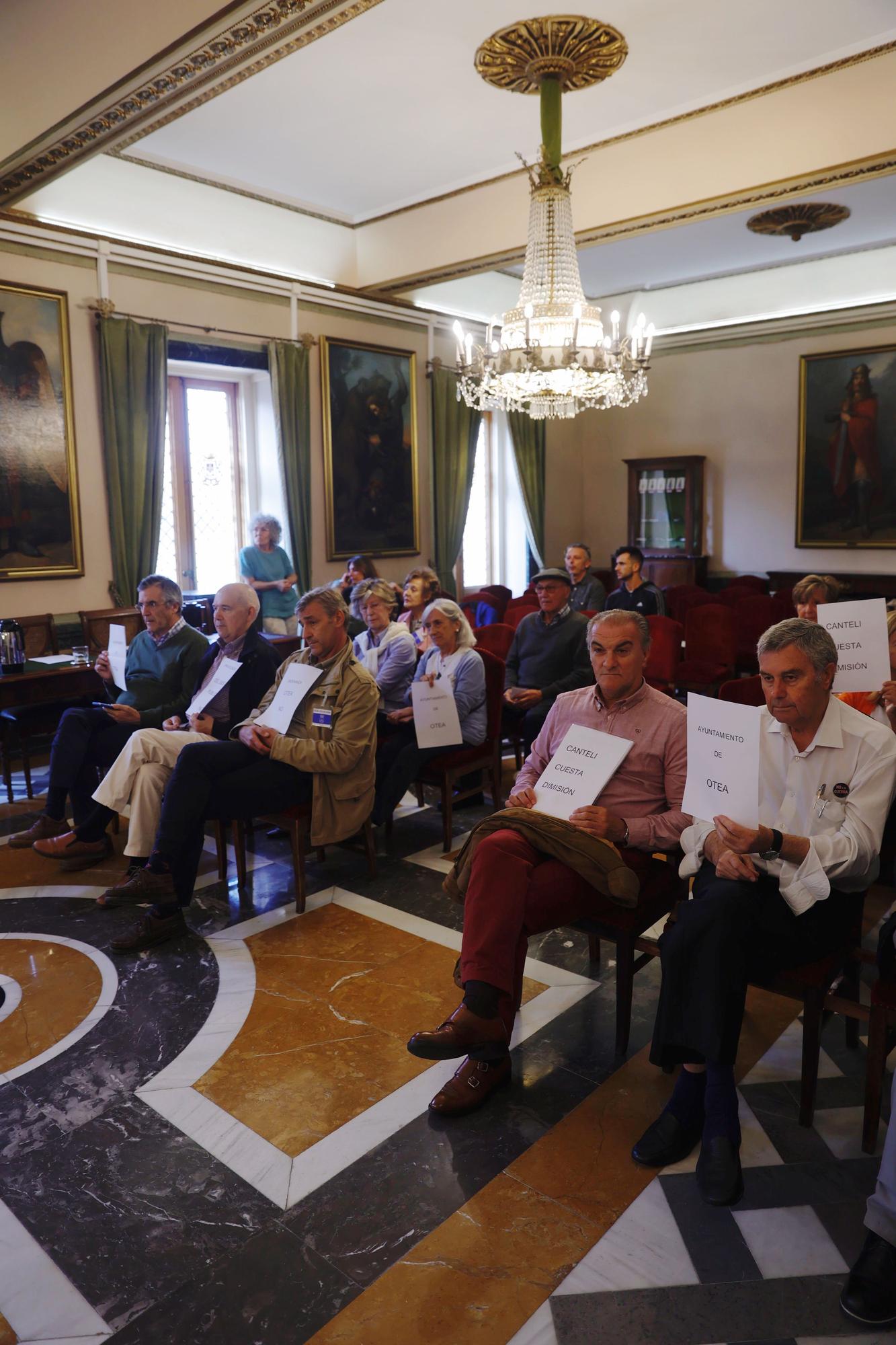 EN IMÁGENES: Pleno municipal en Oviedo con protestas de los vecinos por las terrazas del Antiguo