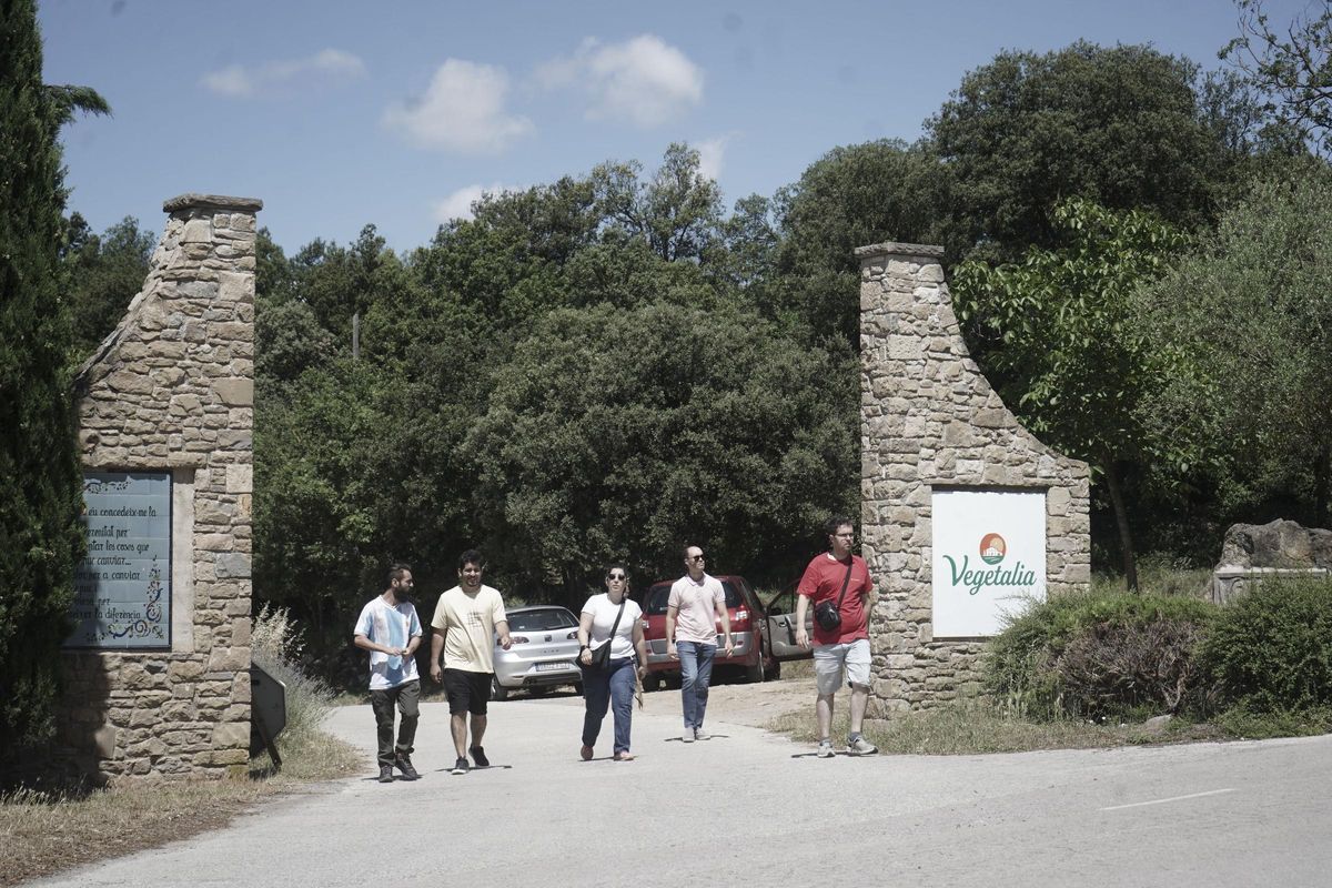 Treballadors a la porta de l'empresa que aquest matí es mantenia tancada al públic
