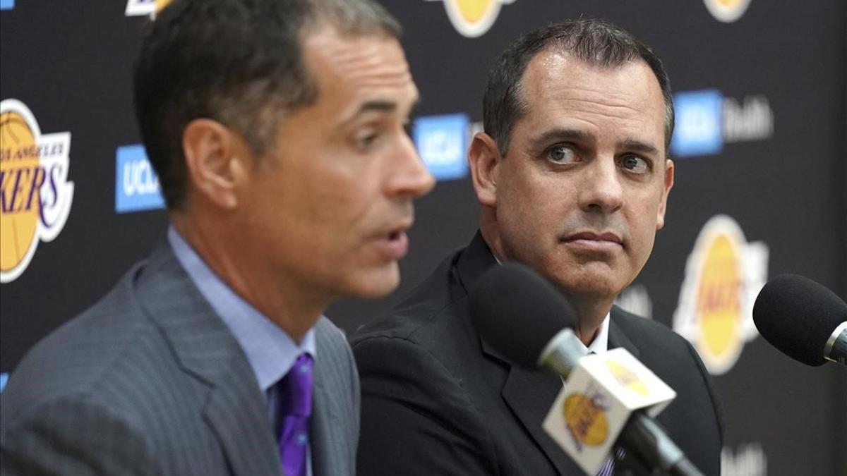 Rob Pelinka, responsable en los despachos de los Lakers, en primer plano, junto a Frank Vogel, en la presentación del técnico esta semana