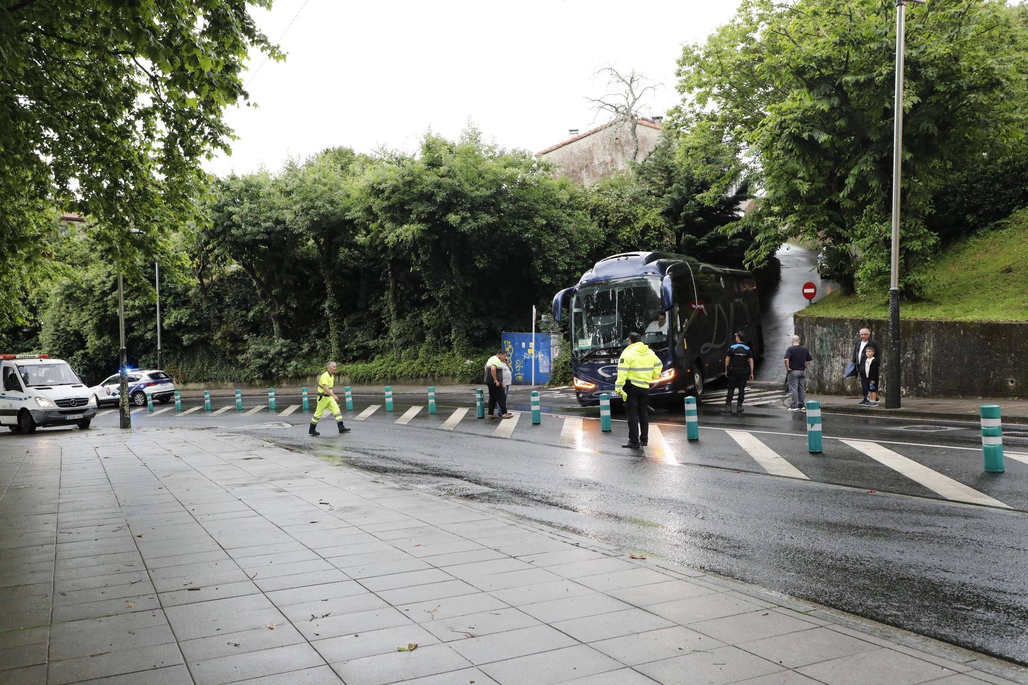 Autobús atrapado en el barrio de Vite