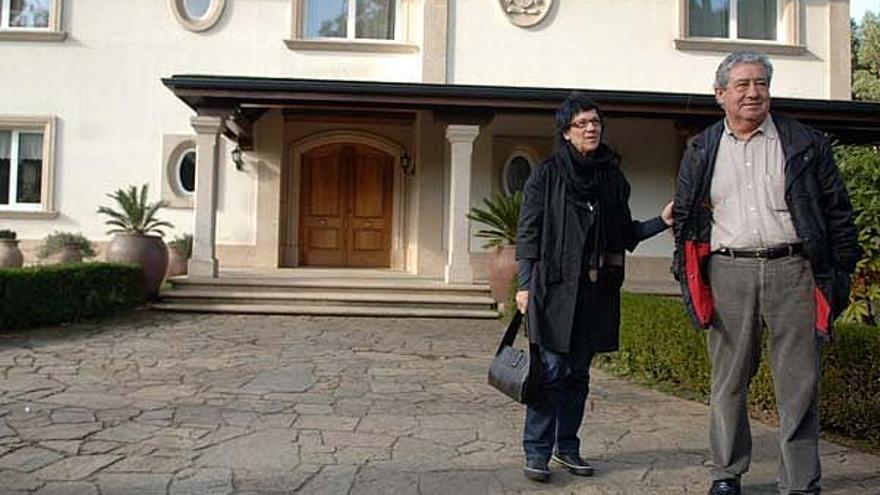 Kina Fernández y su marido, José Álvarez, ayer en la entrada de su domicilio de Perillo