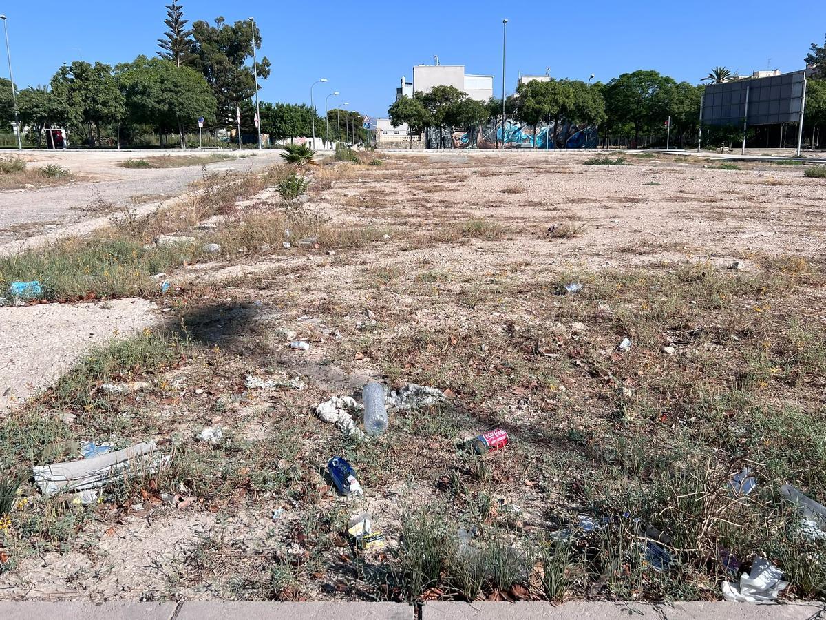 Descampado lleno de basura entre San Agustín y Rabasa.