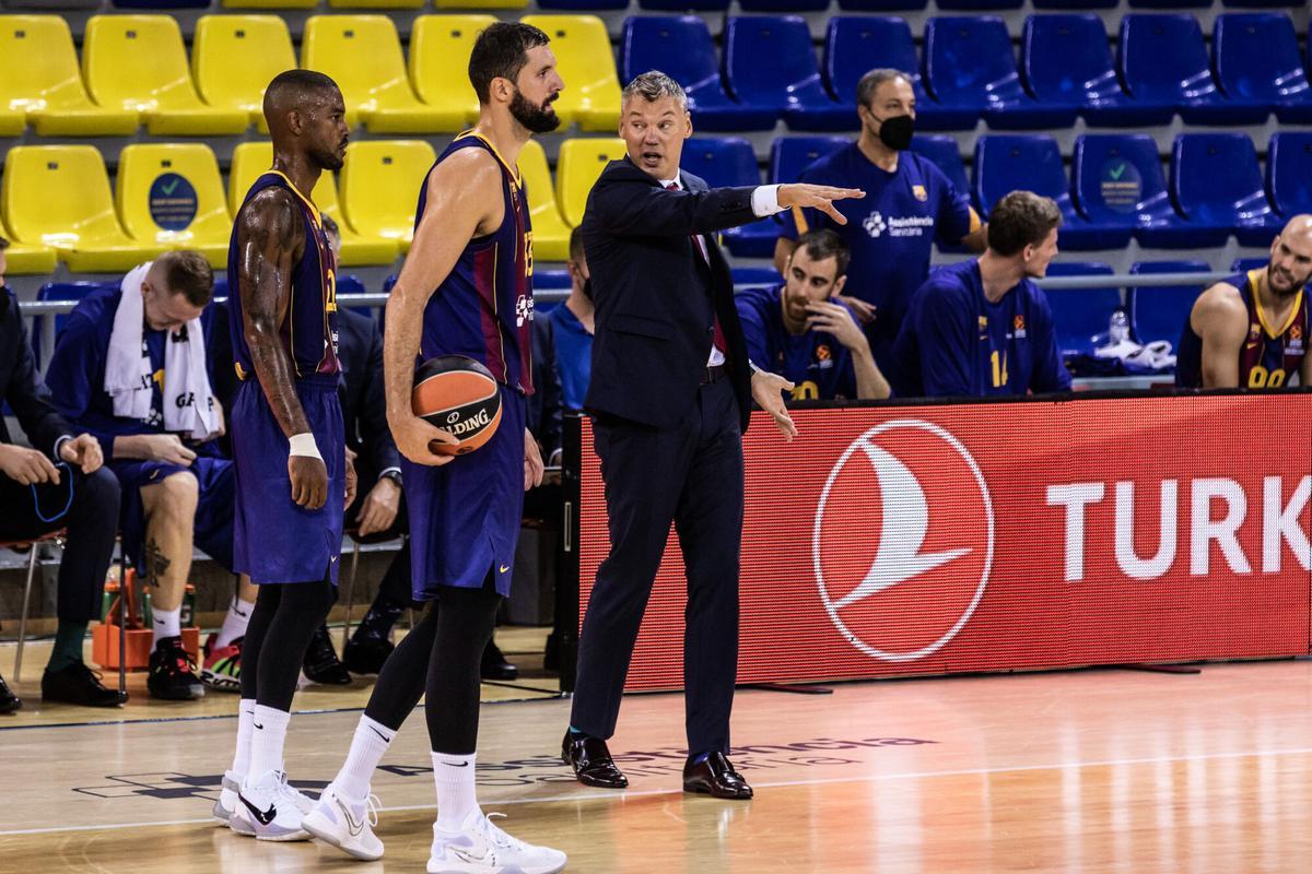 Sarunas Jasikevicius, Nikola Mirotic y Cory Higgins en un partido frente al CSKA Moscú.
