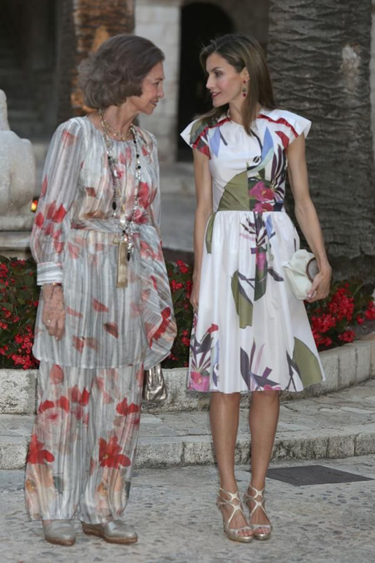 Letizia Ortiz con vestido blanco estampado de Juan Vidal en Mallorca