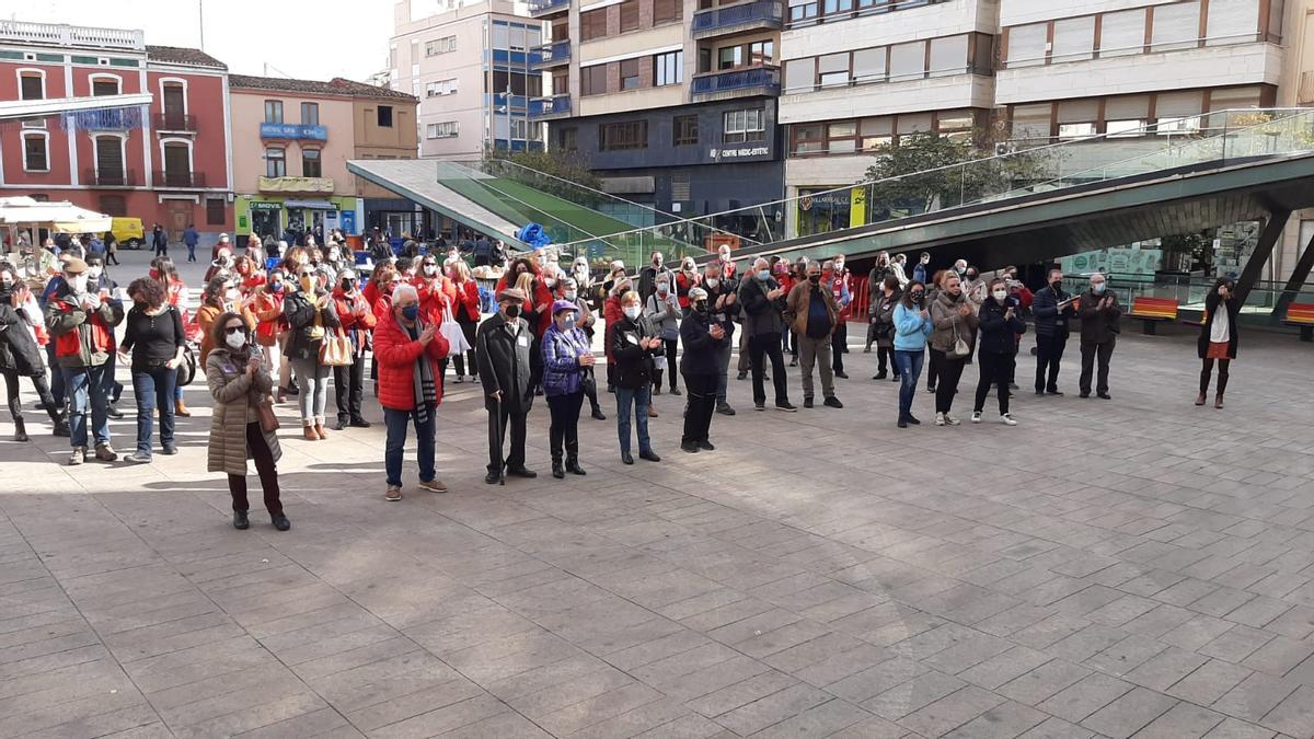 Asistentes al discurso en la plaza Mayor de Vila-real.