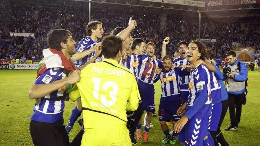 Los jugadores del Alavés celebran el ascenso al concluir el partido.