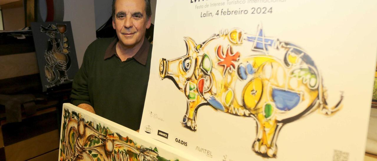 Fernando Pereira, en su estudio con lienzos y su cartel diseñado para la LVI Feira do Cocido de Lalín.