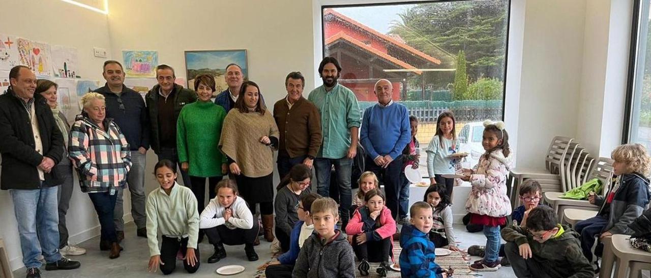 Miembros de la Corporación municipal, alumnos del colegio y vecinos, ayer, en la inauguración de la Casa Concejo de Celorio. | M. Villoria