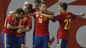 Los jugadores celebran el gol de Mata ante Irlanda, en Nueva York.