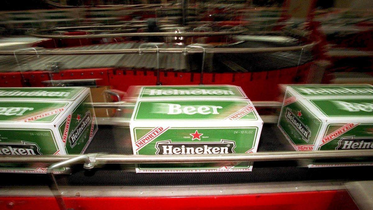 Una línea de producción de la cerveza Heineken.