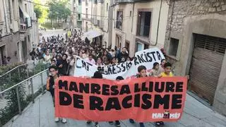 Més de 200 persones a la concentració a Manresa contra el racisme
