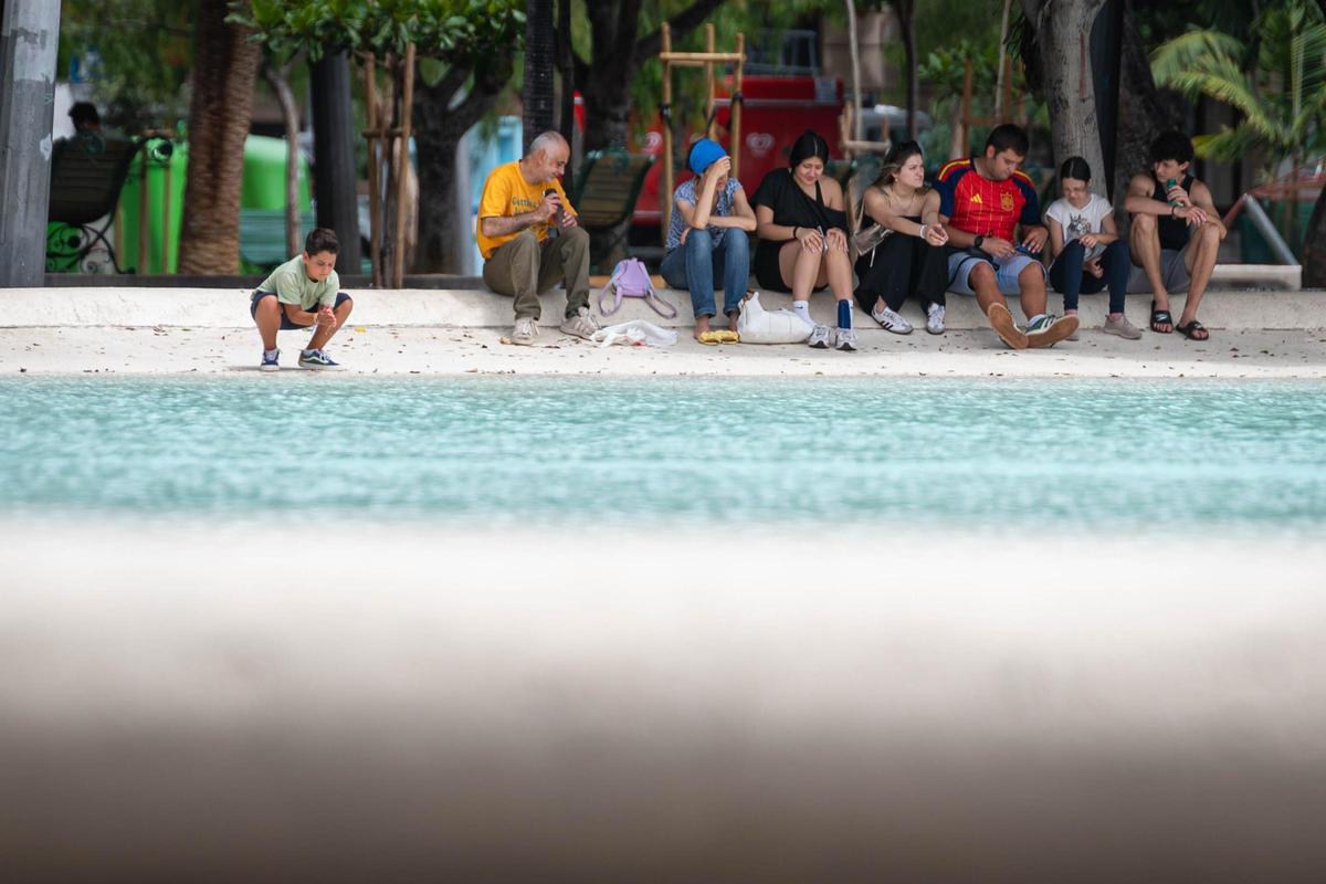 Un grupo de personas a la sombra para soportar el calor en Santa Cruz de Tenerife