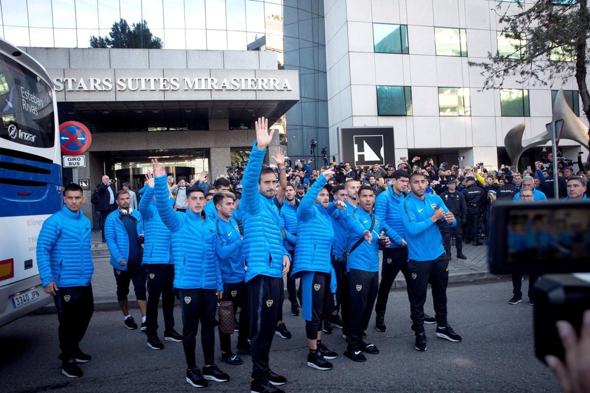 GRAF3664  MADRID  08 12 2018 - Los jugadores del Boca Juniors saludan a los aficionados congregados a las puertas del hotel en el que se alojan  con motivo de la final de la Copa Libertadores que el equipo disputara manana frente al River Plate en el estadio Santiago Bernabeu - EFE Luca Piergiovanni