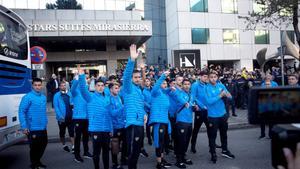 GRAF3664  MADRID  08 12 2018 - Los jugadores del Boca Juniors saludan a los aficionados congregados a las puertas del hotel en el que se alojan  con motivo de la final de la Copa Libertadores que el equipo disputara manana frente al River Plate en el estadio Santiago Bernabeu - EFE Luca Piergiovanni