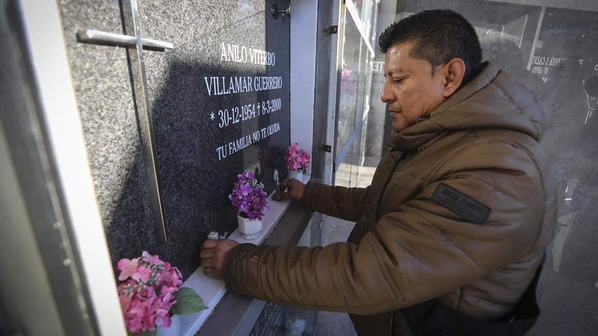 Michell Harry Guerrero limpia la tumba de su tío Anilo Viterbo, asesinado por ser homosexual, en el cementerio de Montgat.