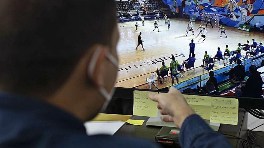 Un aficionado sigue el directo del Balonmano Zamora por YouTube.