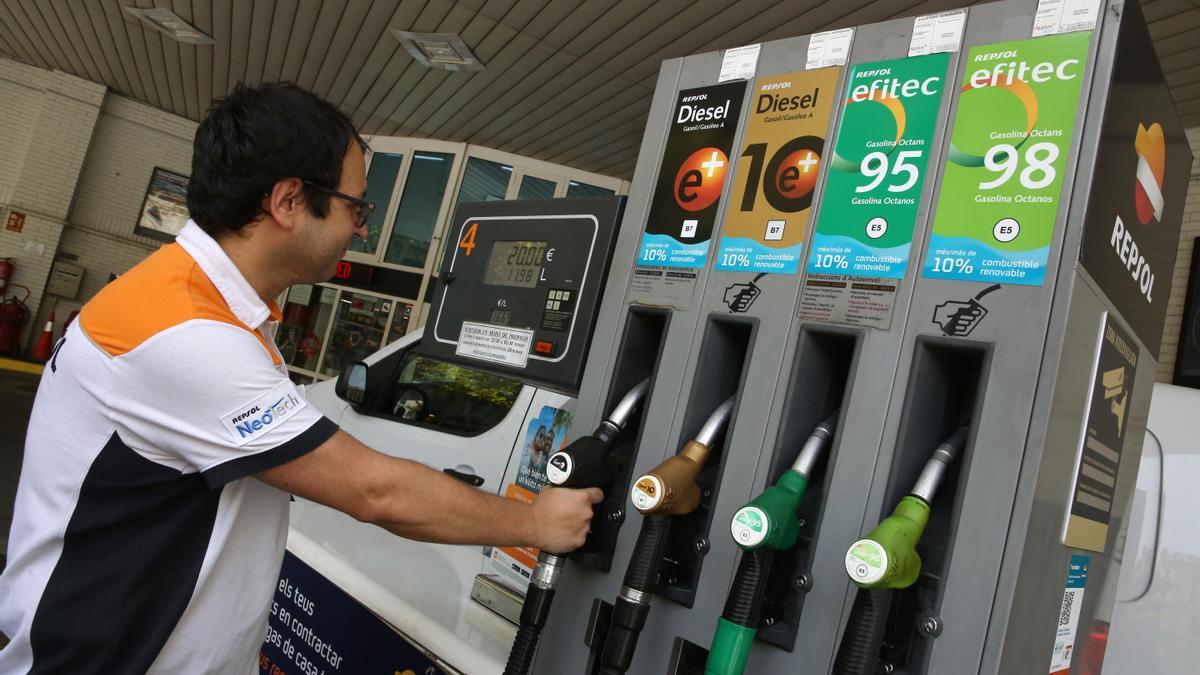 BARCELONA 10/08/2023 ECONOMIA Gasolinera subida de precios de la gasolina Gasolineras FOTO ELISENDA PONS