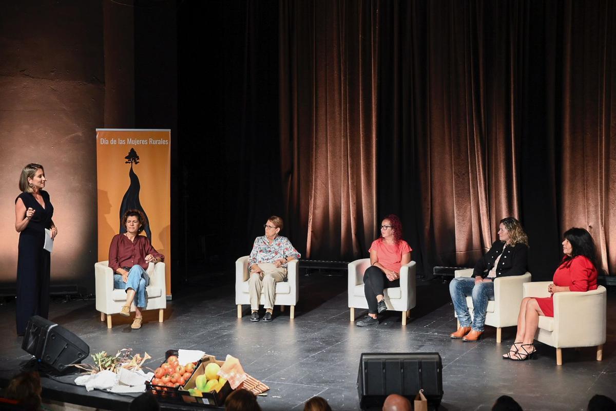 Por la izquierda, la periodista Alicia Suárez y las homenajeadas Mónica Déniz, Bernarda Déniz, Davinia González, María Dolores Hernández y Carmen Navarro, ayer en el homenaje en el teatro Víctor Jara.