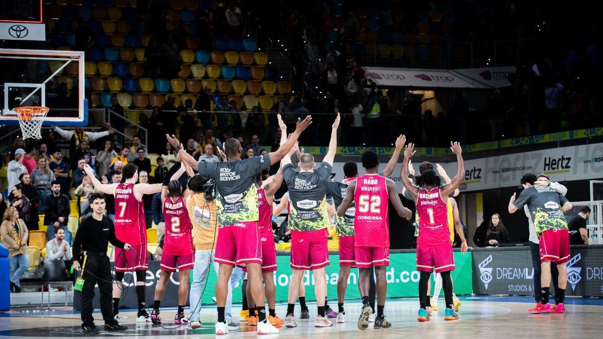 Los jugadores del Hiopos Lleida celebraron la victoria con la afición desplazada a Gran Canaria