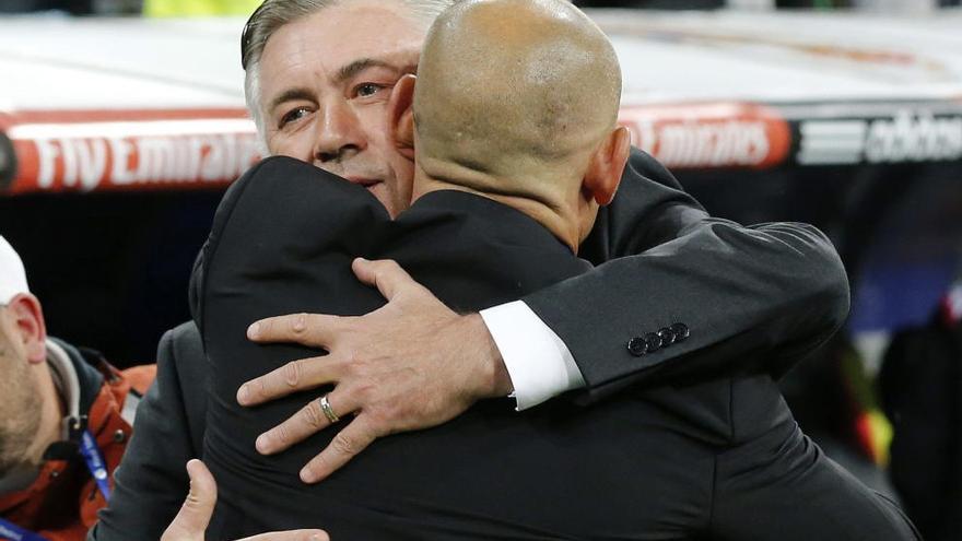 Ancelotti se abraza con Jémez antes del partido.