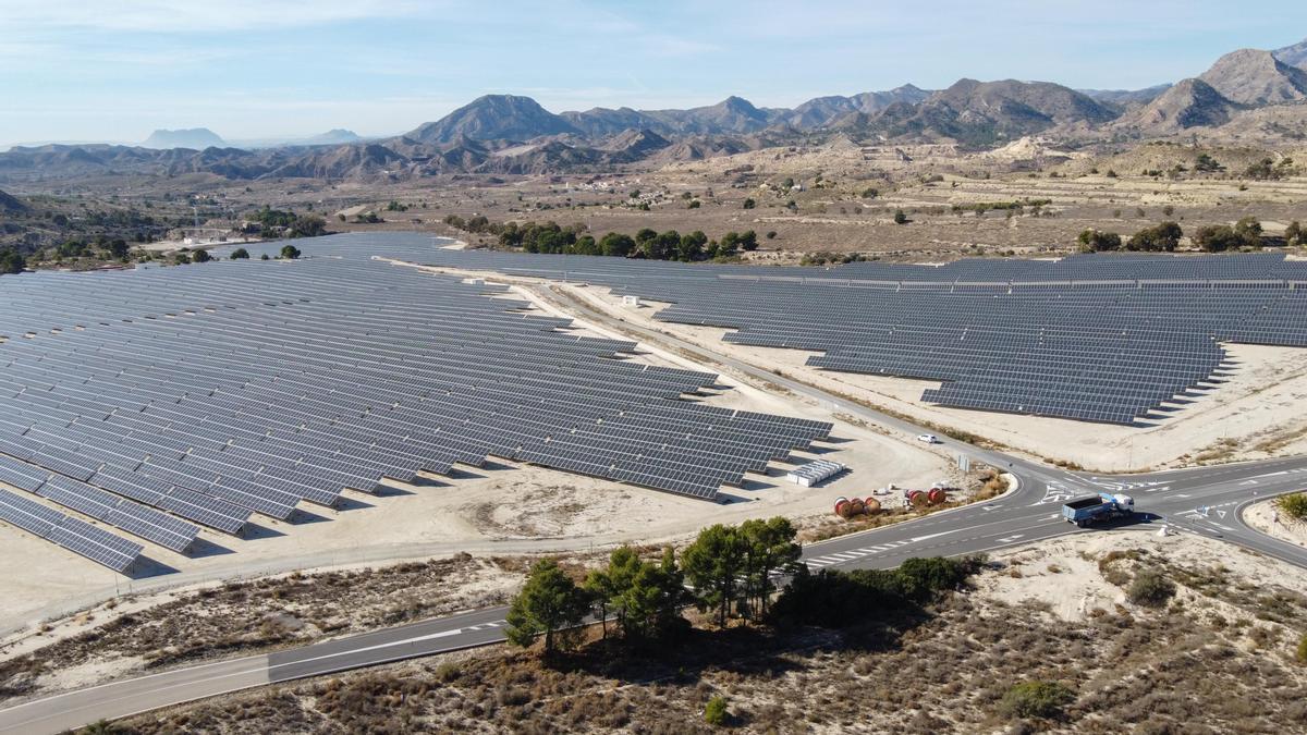 Vista general de la planta solar de Turroneros, en el término municipal de Xixona.