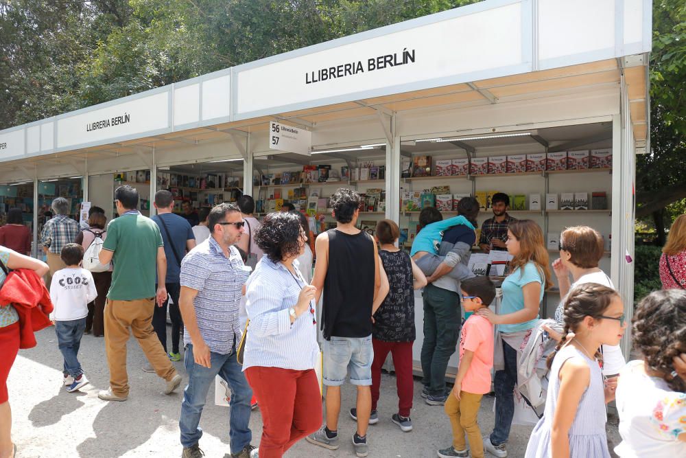 Último día de la 53.ª Feria del Libro de València celebrada en los jardines de Viveros.