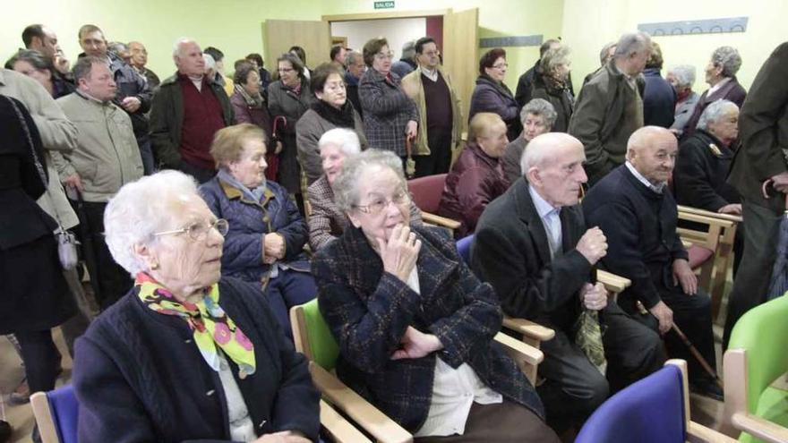 Personas de la tercera edad de Coreses, durante la inauguración del centro en marzo de 2011.