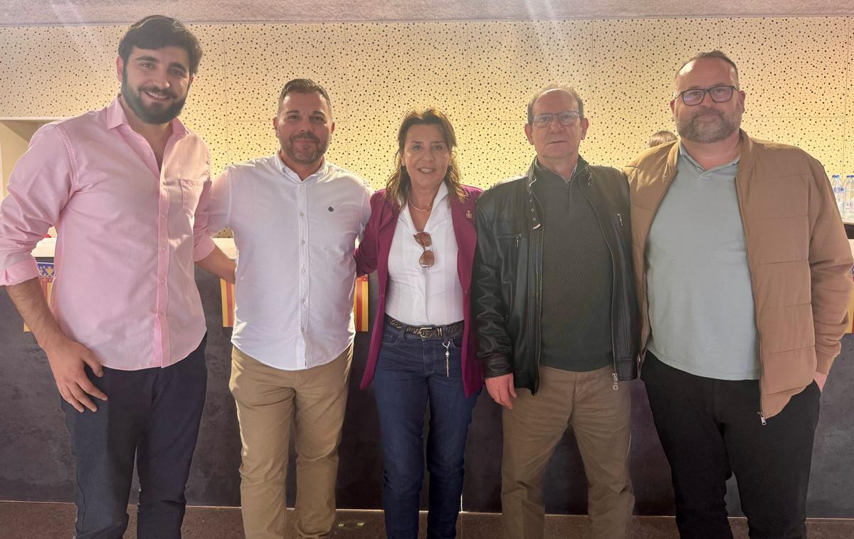 La alcaldesa Montse Cervera junto a representantes municipales.