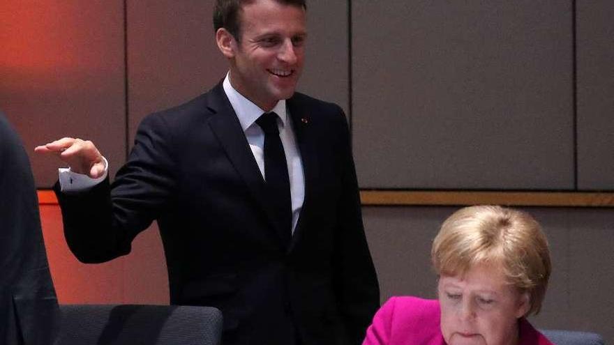 Macron y Merkel, en el Consejo Europeo informal de ayer en Bruselas. // Reuters