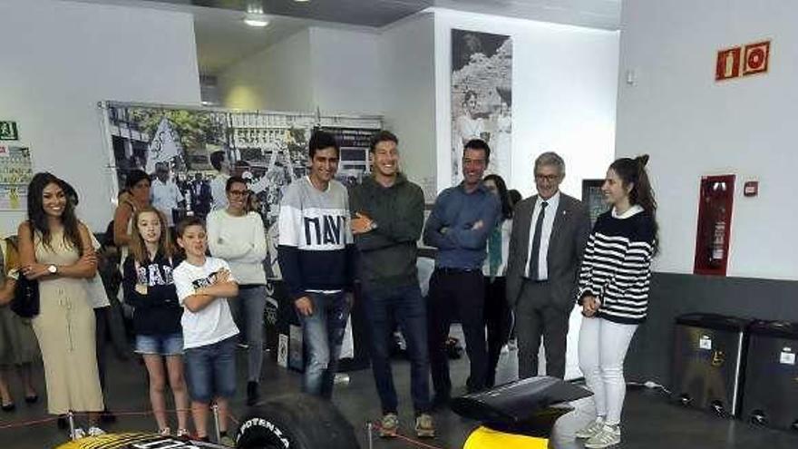 En primer término, el coche de Fernando Alonso incluido en la exposición instalada en el campus de Mieres.