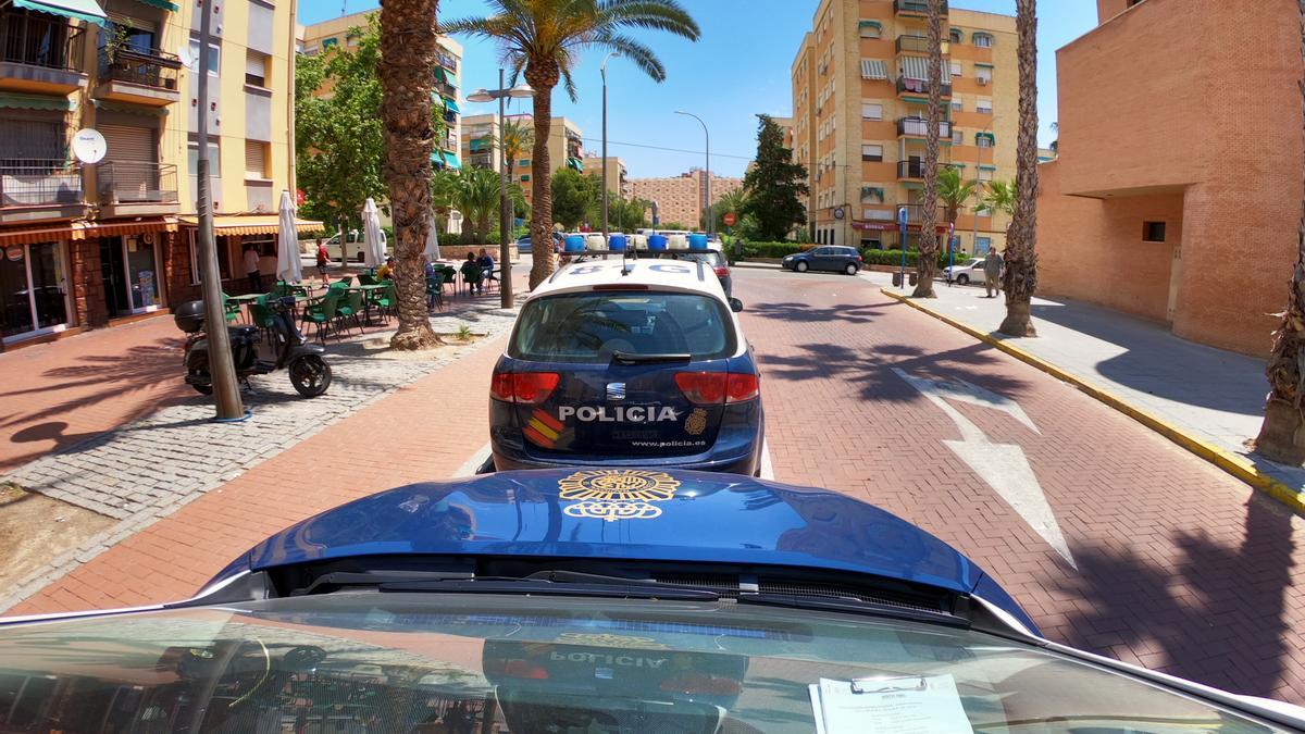 Imagen de archivo de vehículos policiales en la Comisaría Norte de Alicante.