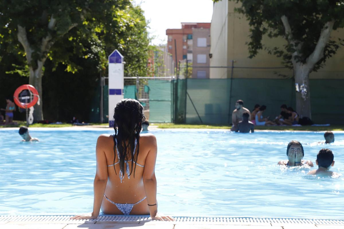 Córdoba Campaña contra el cáncer de piel en la piscina Fuensanta protección solar baño de sol AECC