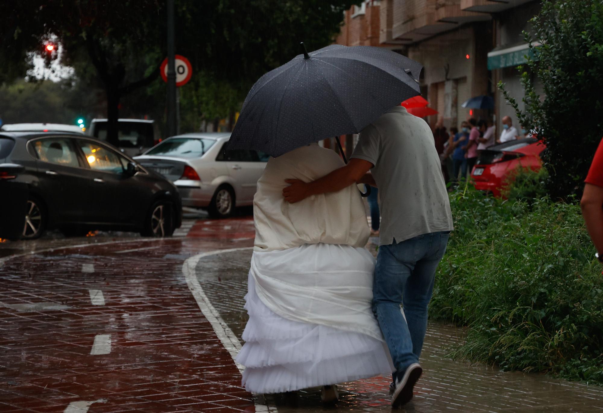 La lluvia irrumpe en la presentación de las candidatas a Falleras Mayores de València 2022