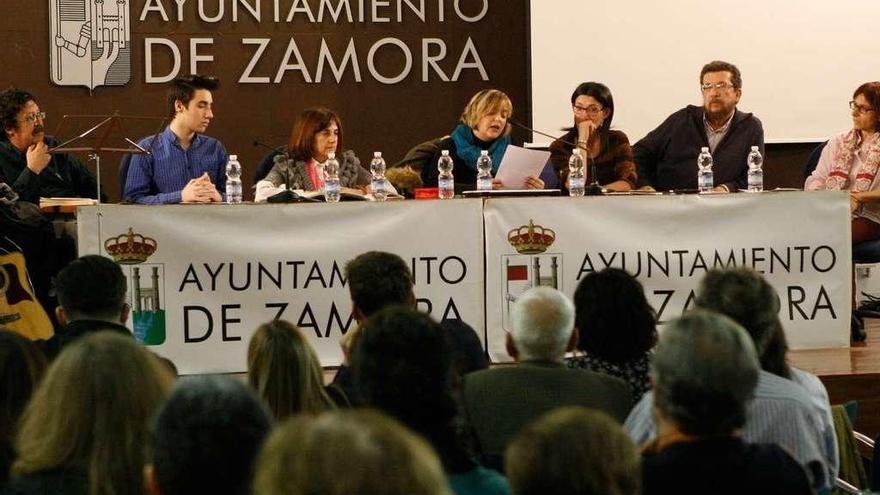 Lectura de poemas en el salón de actos de La Alhóndiga.