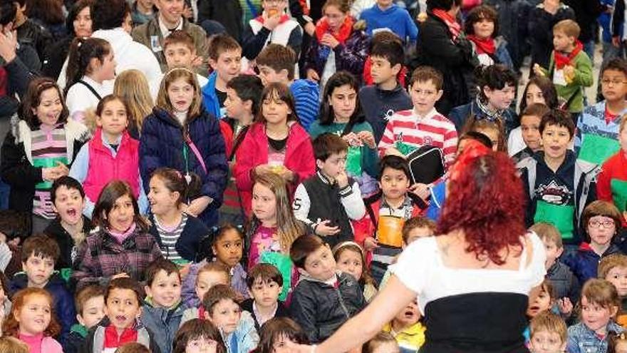 Los estudiantes recorrieron varias calles del casco urbano de Silleda.  // Bernabé/Javier lalín