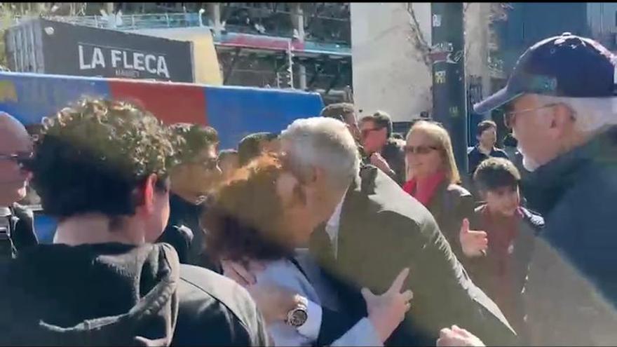 Font llega al Camp Nou recibiendo muchos ánimos: "¡Por el cambio, queremos un cambio!"