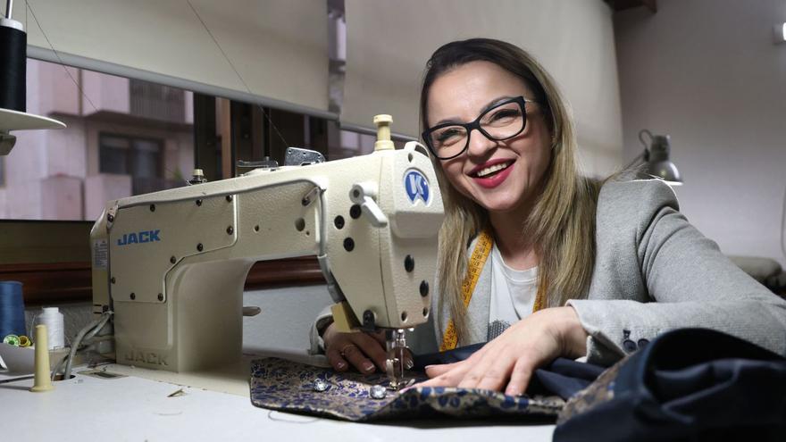 Lidiya Nedyalkova, sastra búlgara, dando forma a uno de los trajes que confecciona en su pequeño obrador de Vigo.