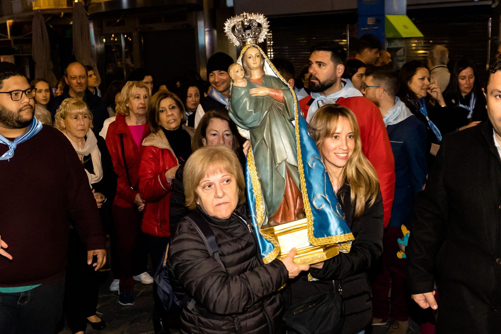 Devoción en Benidorm en la procesión de L'Alba