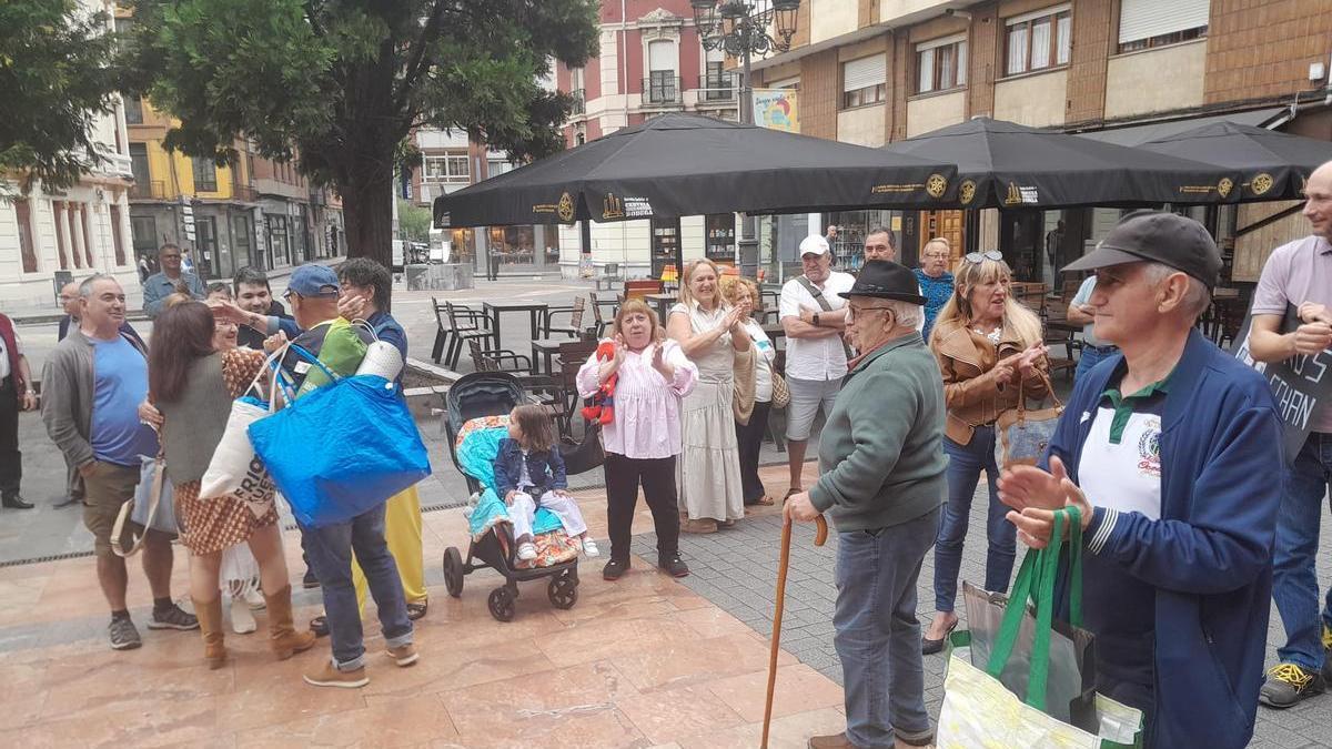 Vecinos de El Puente, tras dejar el encierro en el Ayuntamiento.